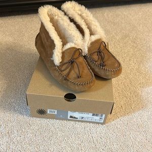 Never worn Ugg Alena Slipper